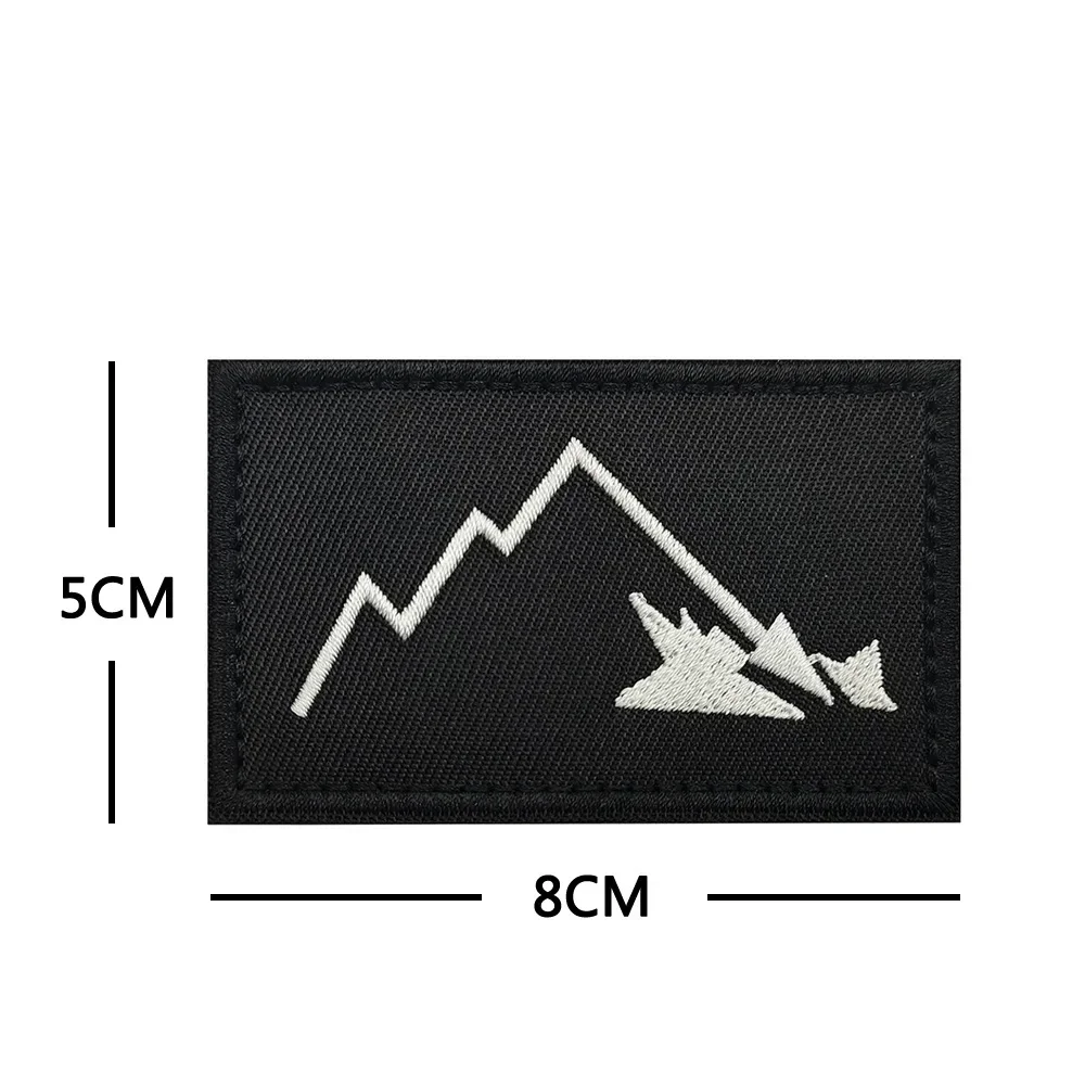Parche bordado con diseño de canoa y corazón negro