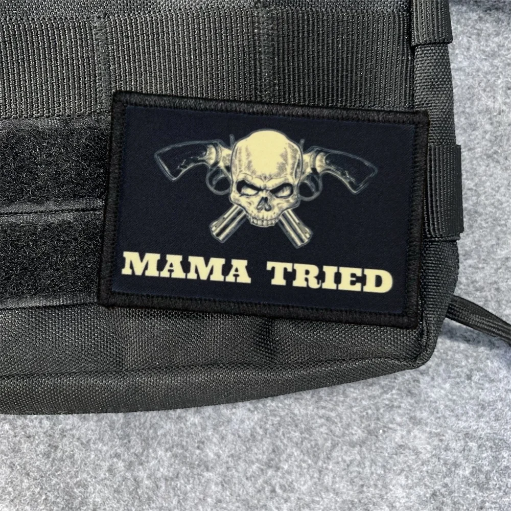 Parche calavera táctico aplicado en mochila militar