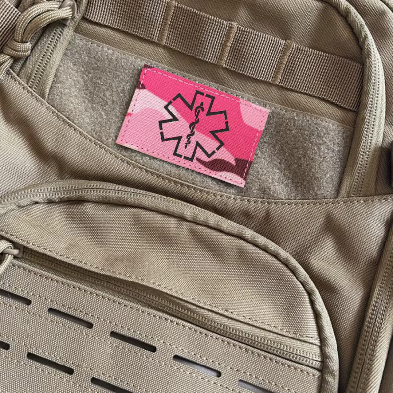 Detalle del sistema de gancho y bucle del parche