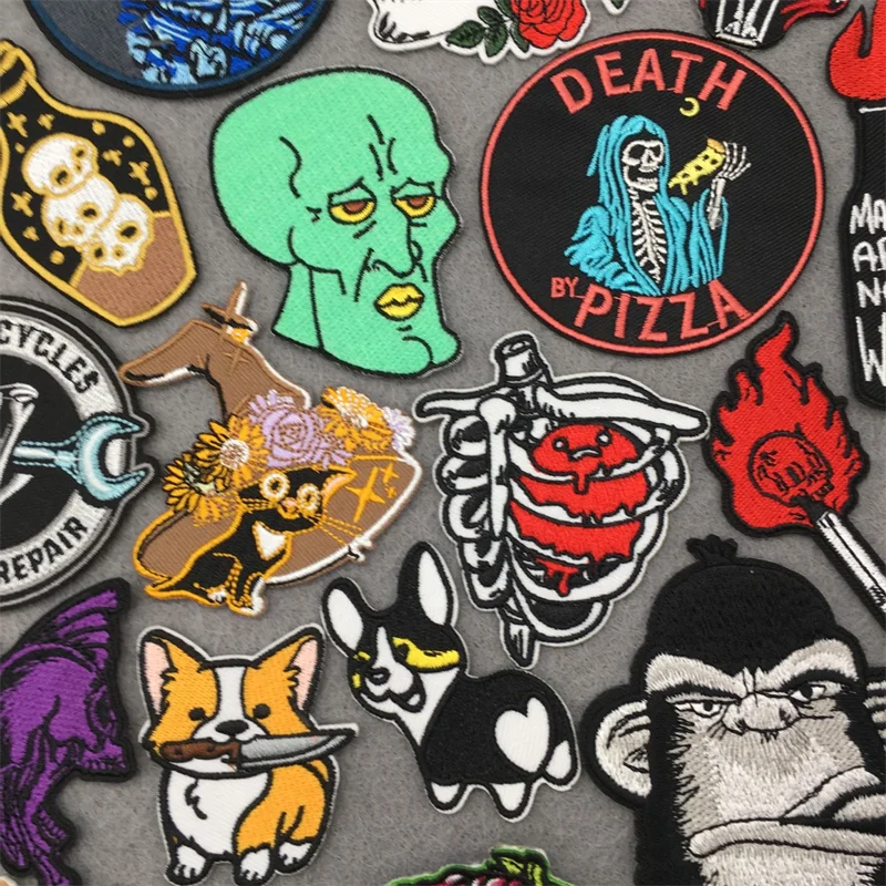 Parches Fire Punk aplicados en una chaqueta vaquera