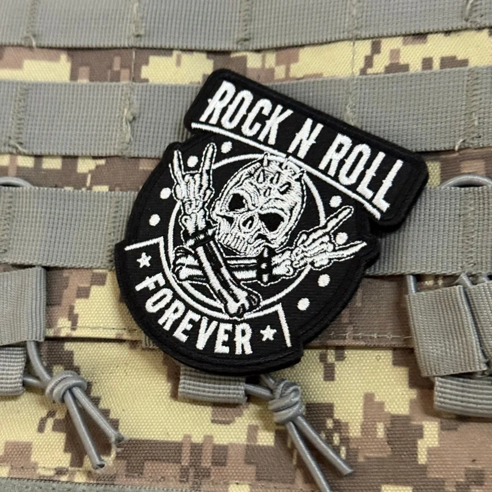 Parche táctico Rock N Roll Forever bordado calavera punk con velcro - imagen 5