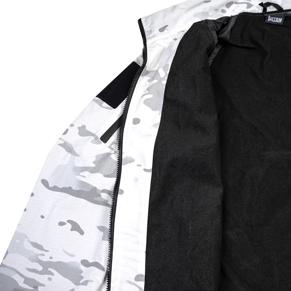 Chaqueta blanca camuflada en exterior