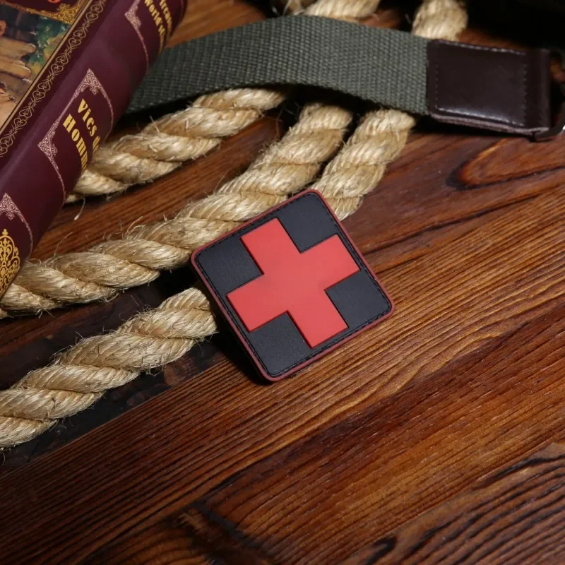 Parche médico Cruz Roja táctico PVC con adhesivo Velcro para uniforme - imagen 5