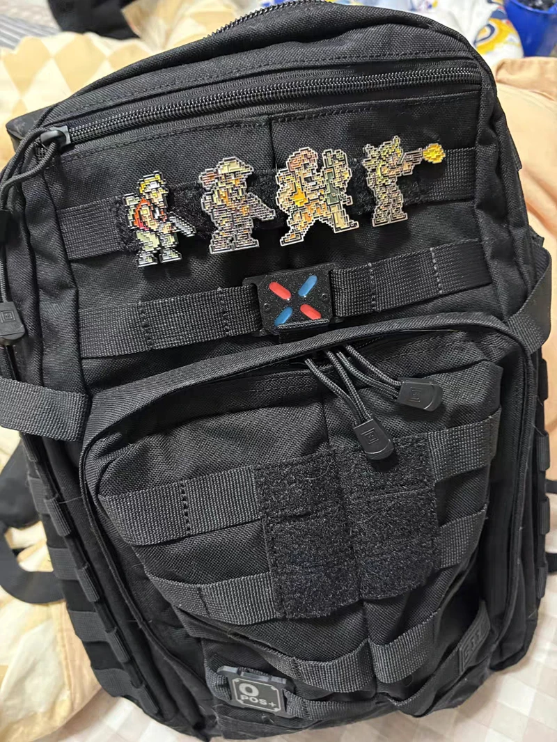 Parche metálico con diseño retro gaming
