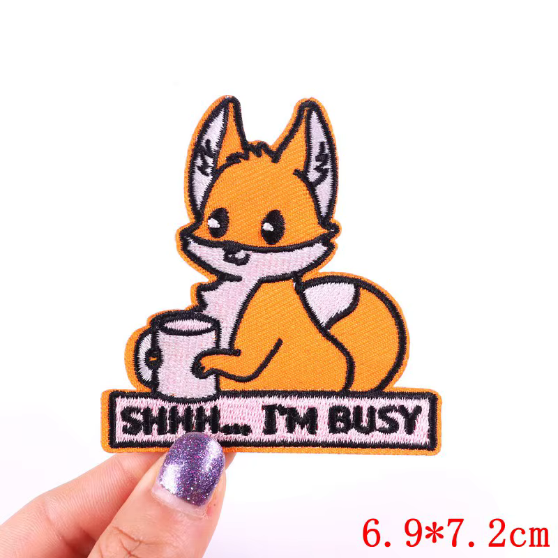 Diferentes diseños de parches de gato y Corgi