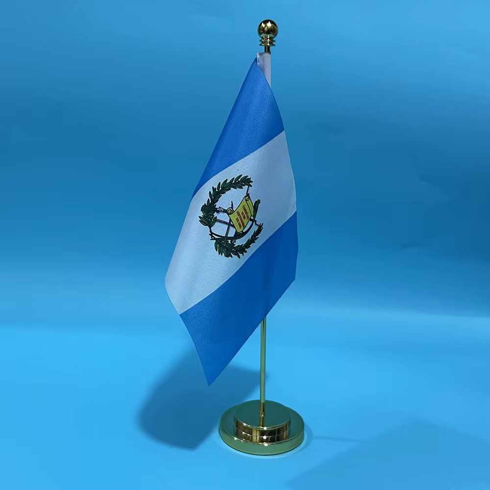 Bandera de Guatemala decorando un escritorio moderno