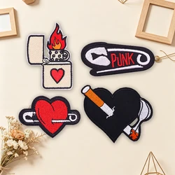 Parche bordado punk corazón termoadhesivo con pin de seguridad