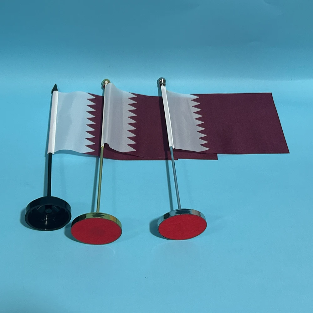 Detalle del diseño de la bandera de Qatar con mástil y base