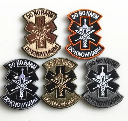 Insignia médica bordada estilo espartano con sistema de gancho y bucle