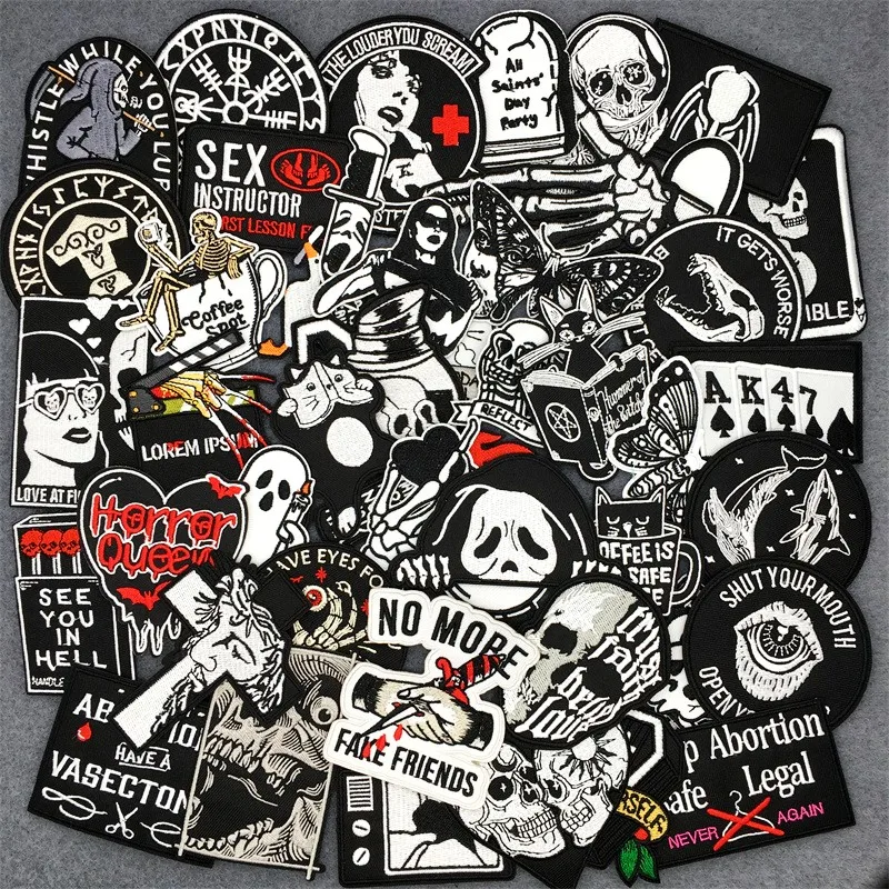 Parches bordados estilo punk en chaqueta de jean