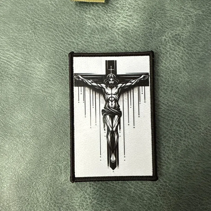 Parche táctico cruz de Jesús en blanco y negro con cierre de gancho y bucle