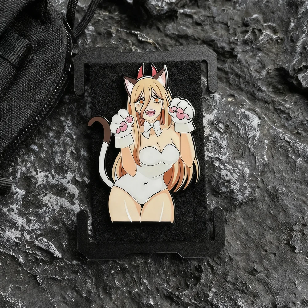Vista frontal del parche metálico Power Cat con diseño de anime