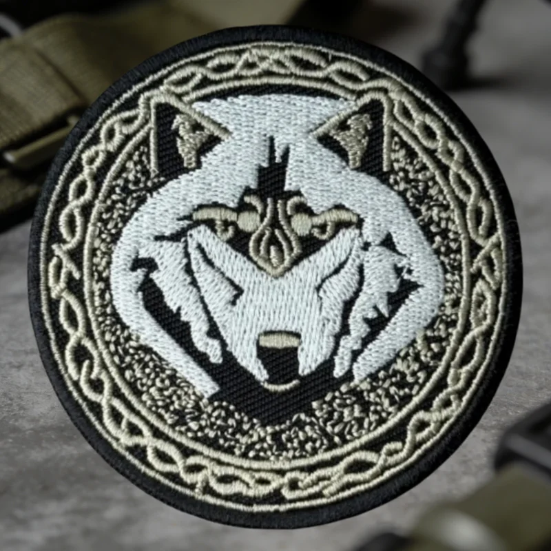 Parche táctico bordado lobo chevron – velcro para brazalete - imagen 2
