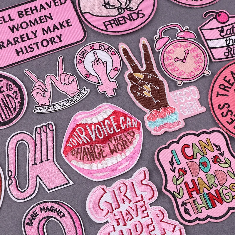 Parche bordado rosa a rayas termoadhesivo para mochila y ropa