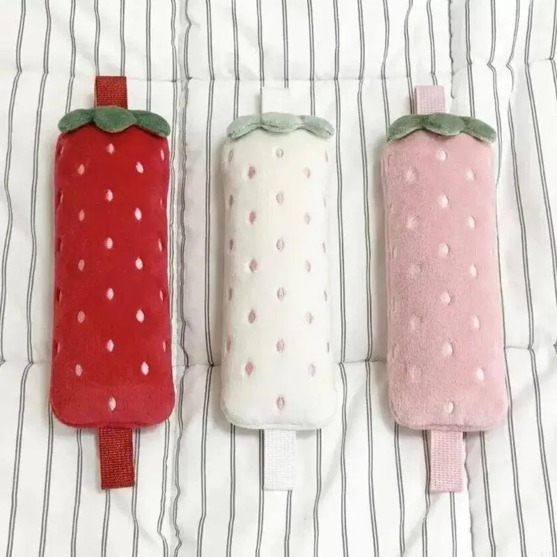 Estuche escolar de felpa con diseño de fresa - imagen 4