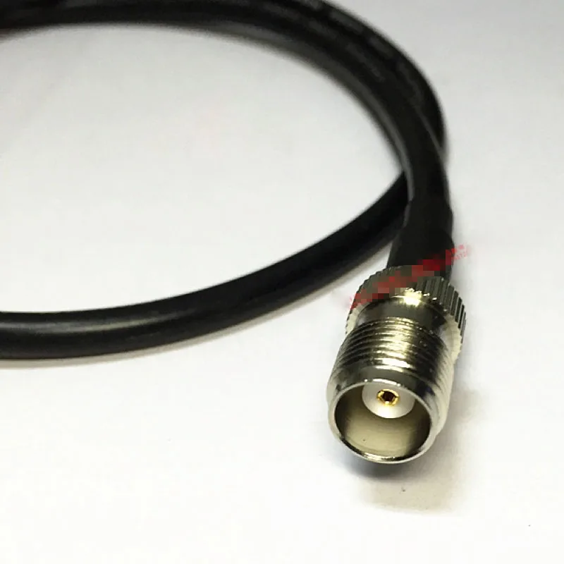 Detalle del conector TNC del cable de extensión