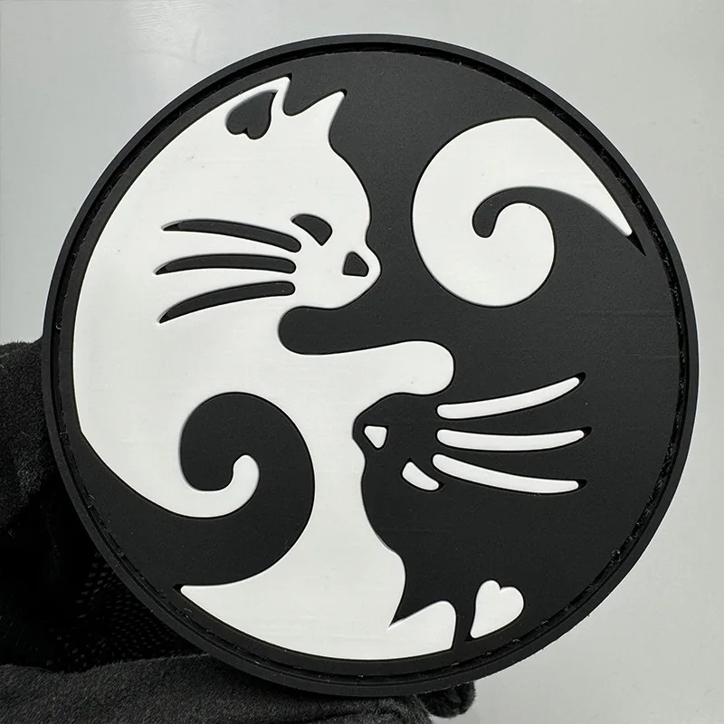Parche táctico PVC gato yin yang con velcro para mochilas y chalecos - imagen 4