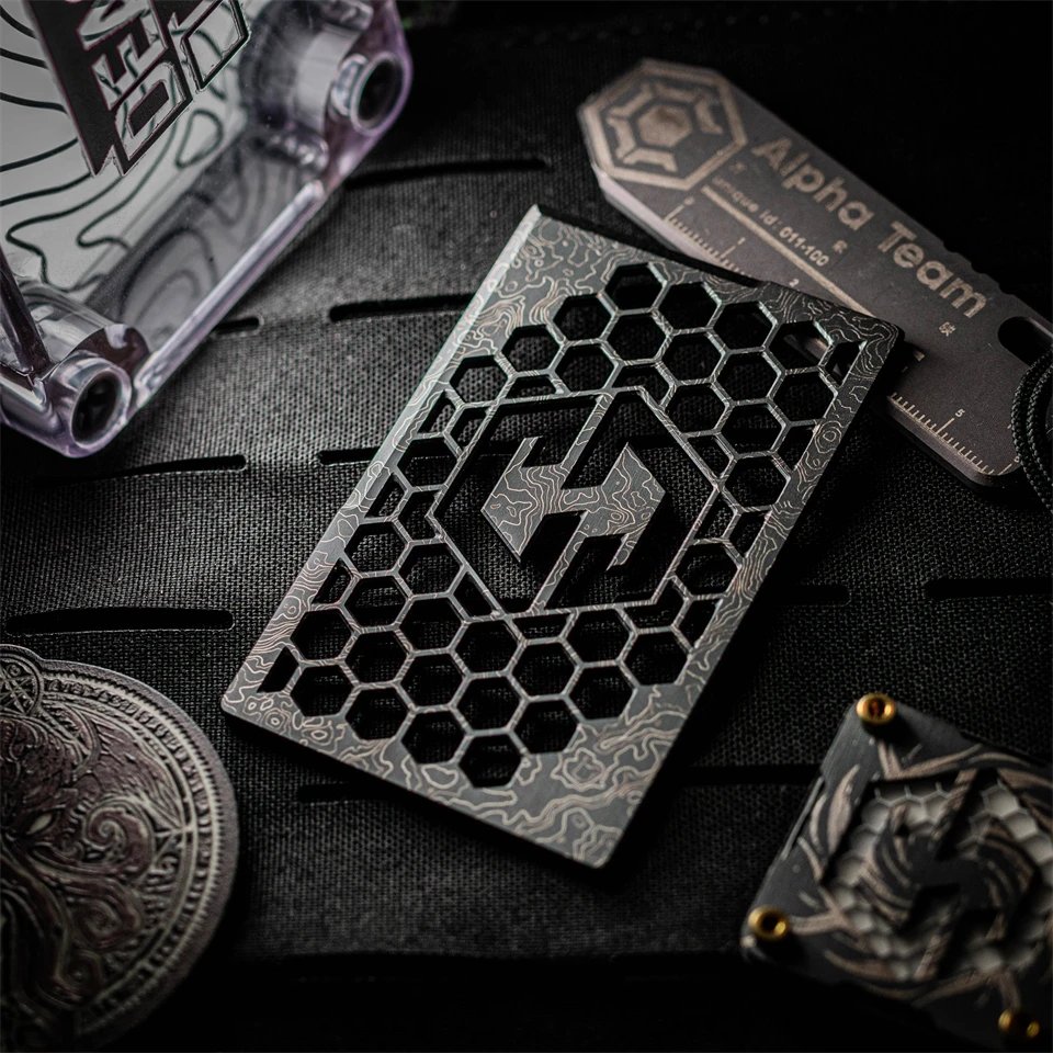 Cuchillo EDC Titanio con Panal Táctico Luminoso y Números - imagen 5