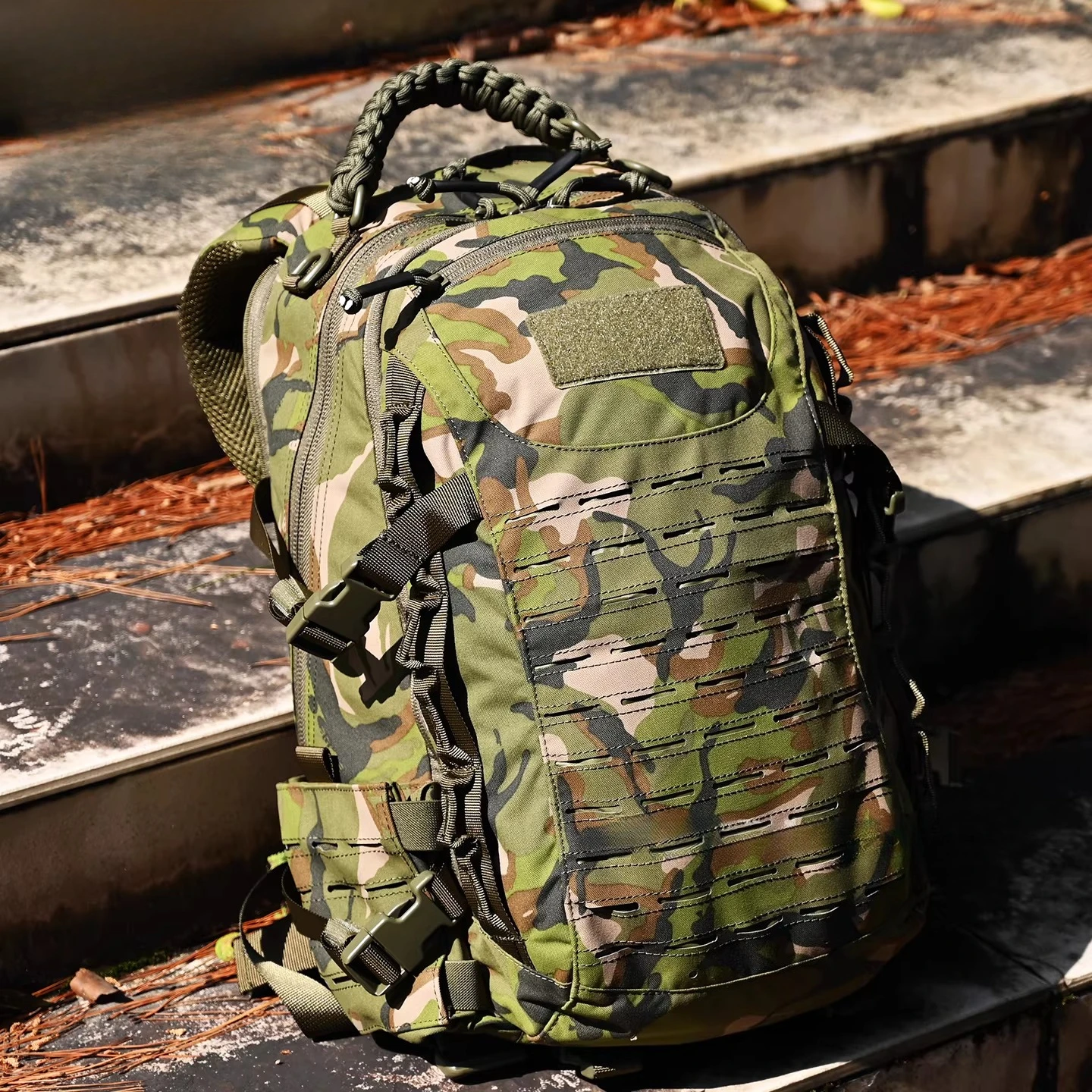 Mochila táctica nylon gran capacidad huevo de dragón camuflaje hojas - imagen 2