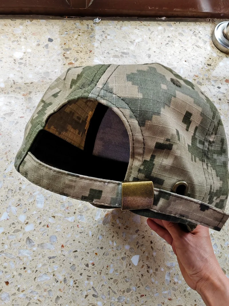 Gorra puesta en modelo masculino