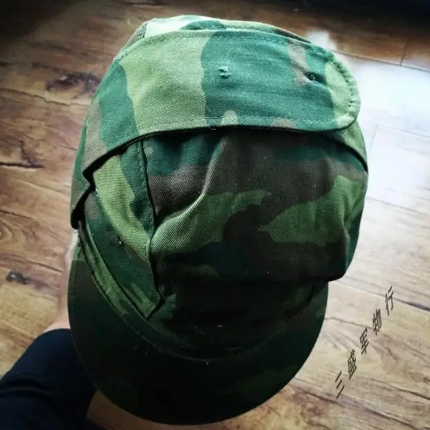 Gorra en uso con equipo táctico