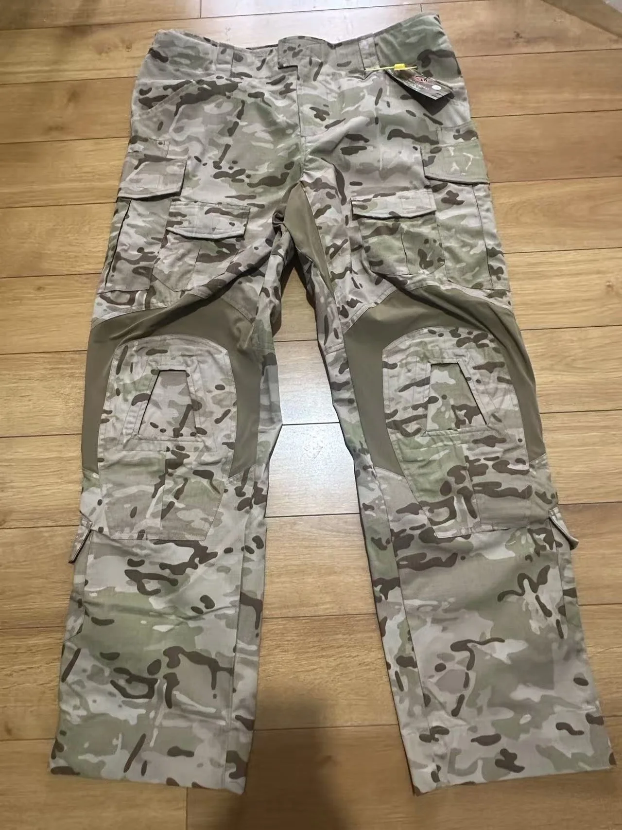 Detalle del estilo y acabado del pantalón deportivo