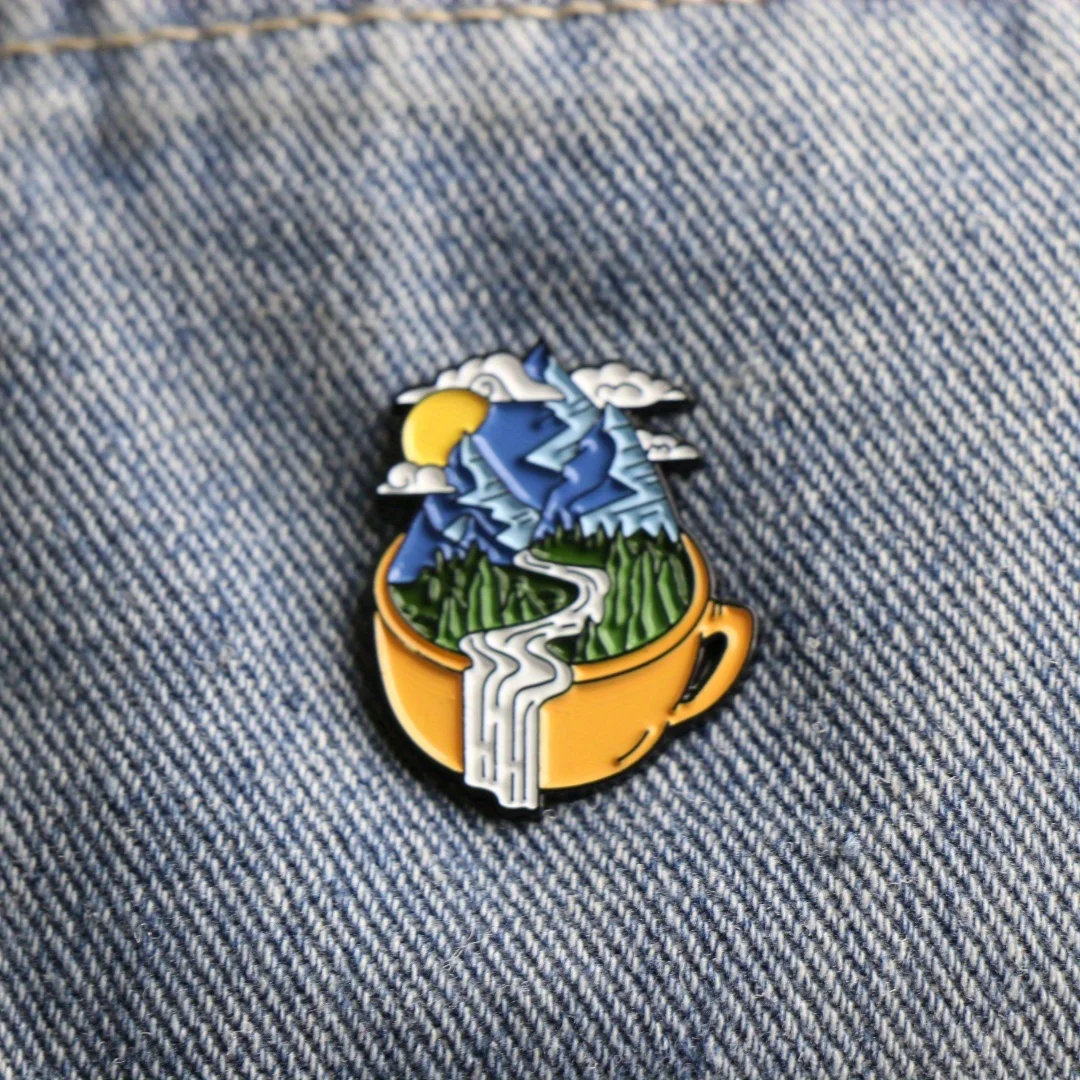 Broche esmaltado de metal El mundo en la taza para mochila