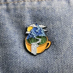 Broche esmaltado de metal El mundo en la taza para mochila