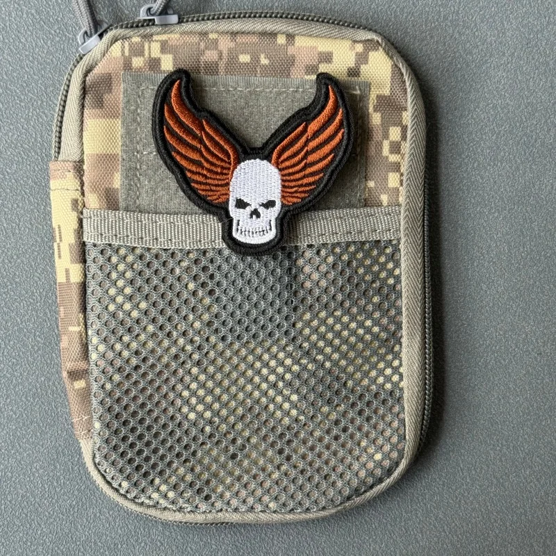 Parche táctico bordado calavera alas – velcro para mochila y ropa - imagen 3