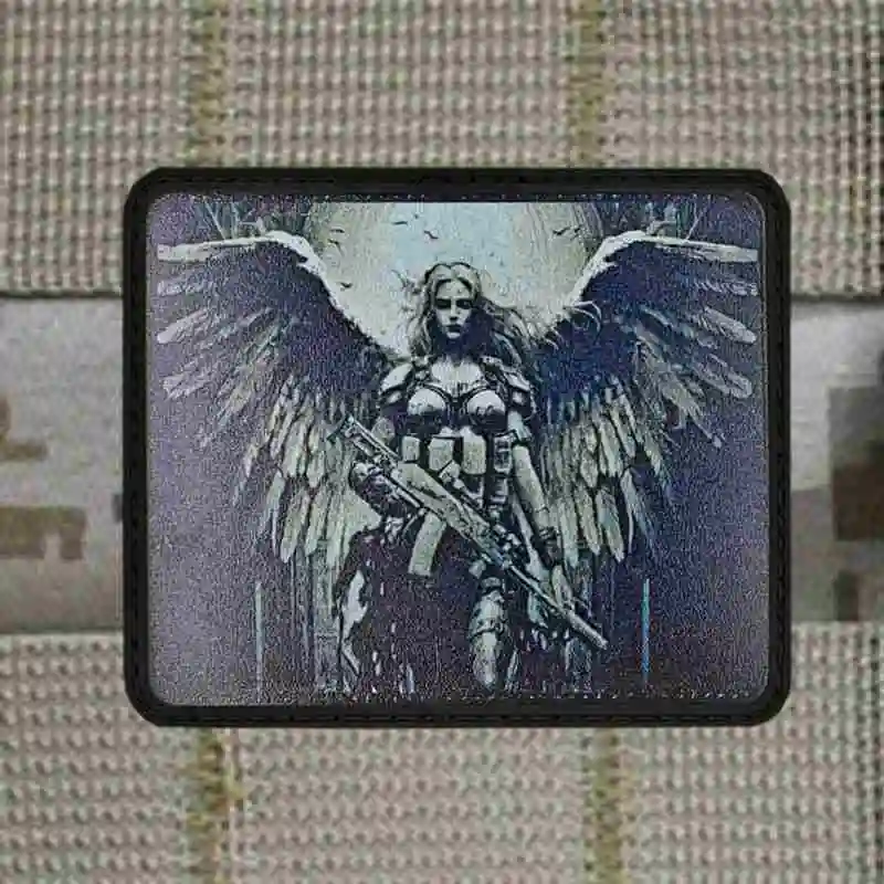 Parche frontal mostrando el ángel con arma y detalles tácticos