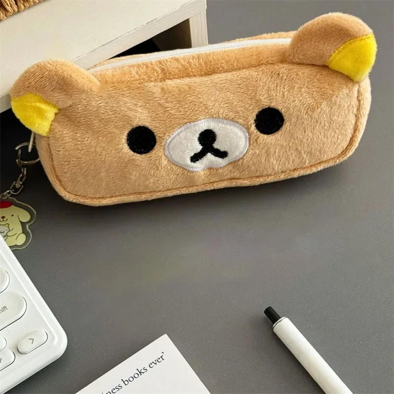 Estuche kawaii con diseño de oso visto desde varios ángulos
