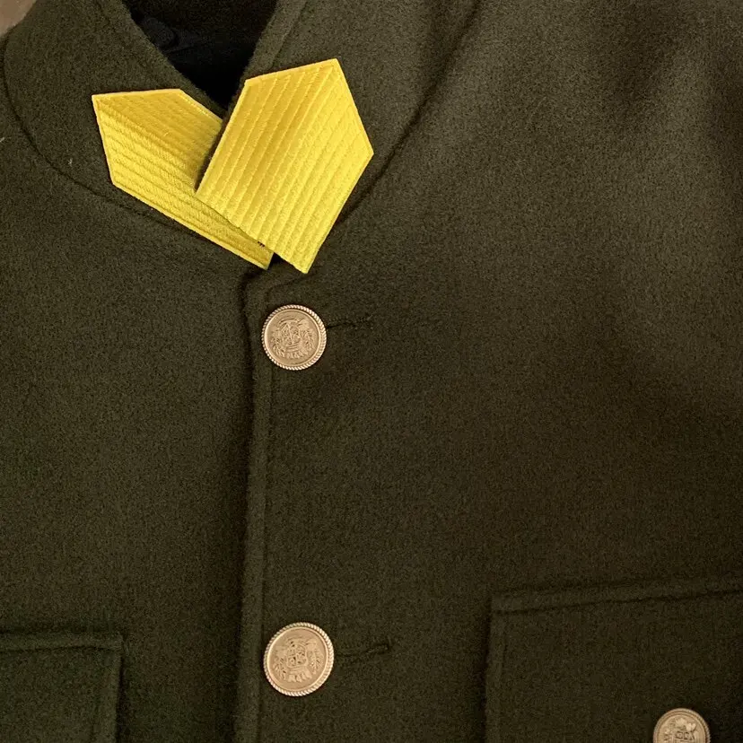 Capa militar cosplay de lana guerrero, estilo bélico elegante - imagen 3