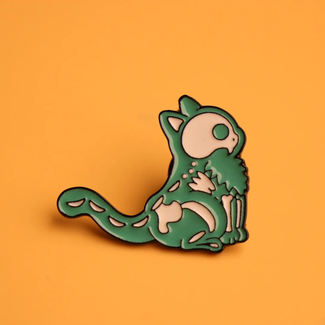 Alfiler pin caricatura gato esqueleto humorístico para mochila - imagen 3
