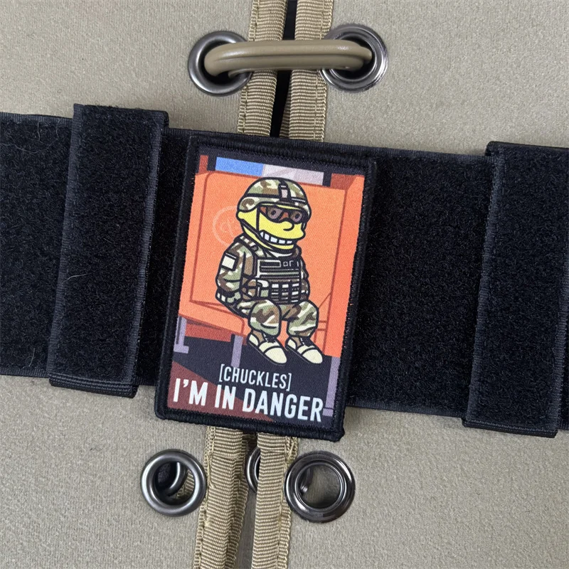 Parche táctico con la impresión CHUCKLES I'M IN DANGER colocado en una prenda