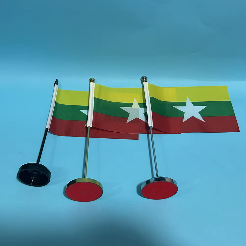 Detalle del mástil y la base de plástico negro que sostiene la bandera