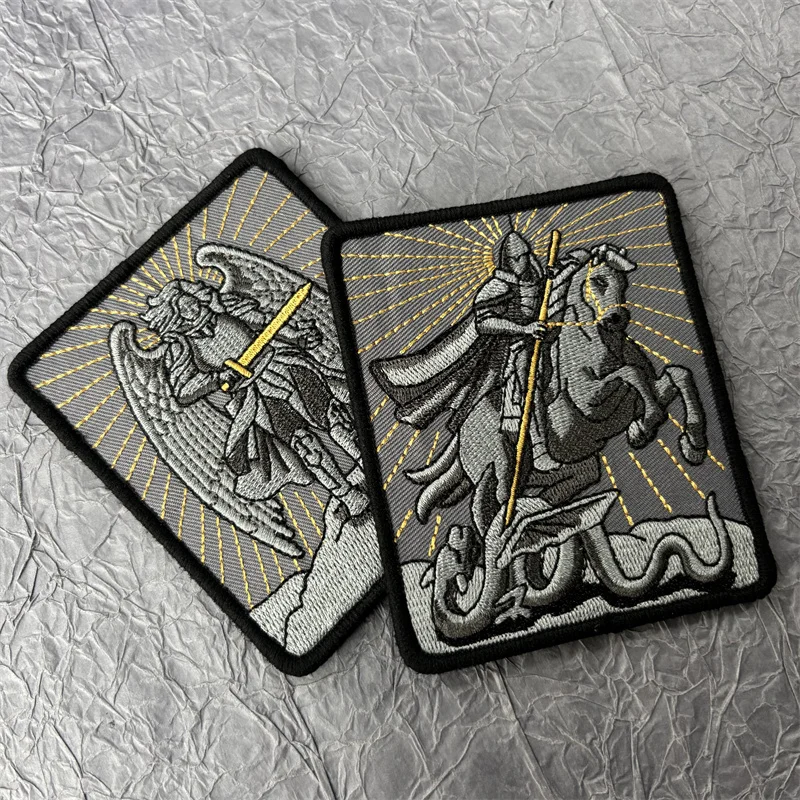 Detalle del diseño bordado y su aplicación tipo velcro