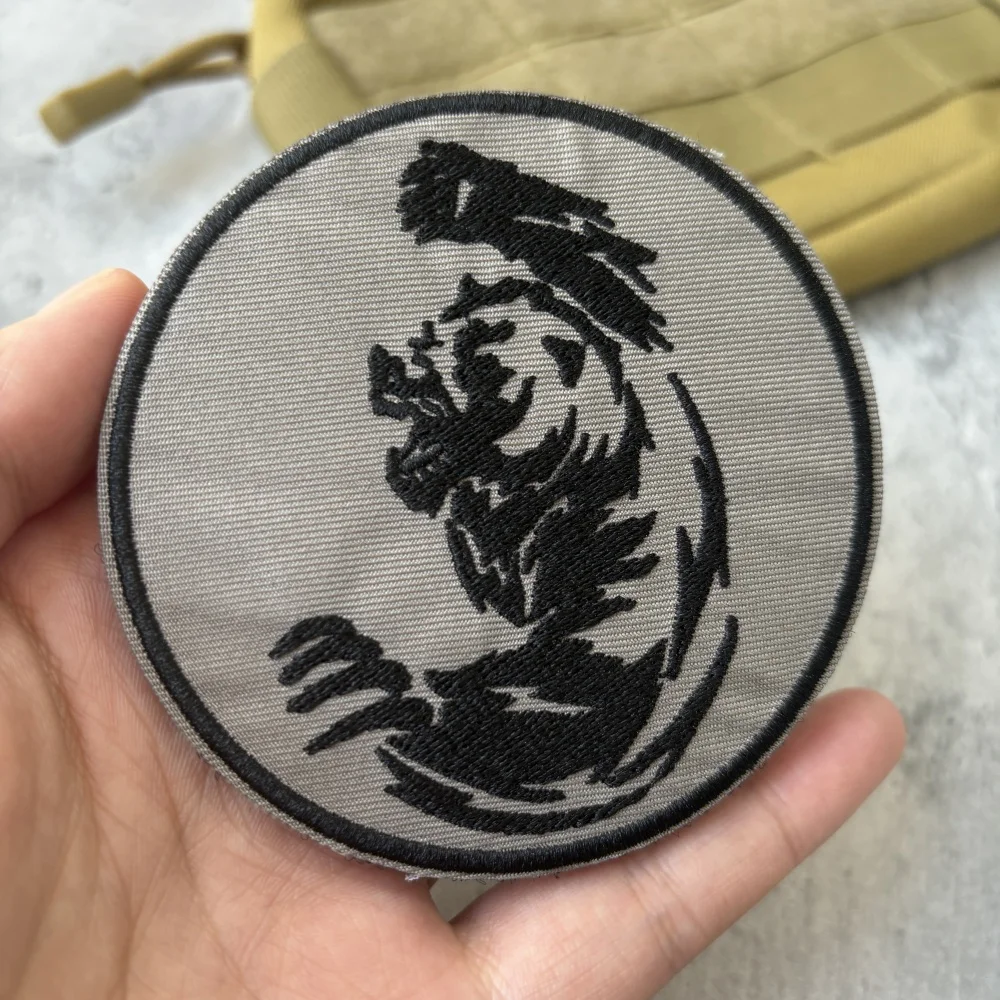 Parche táctico bordado con diseño de oso feroz en formato chevron
