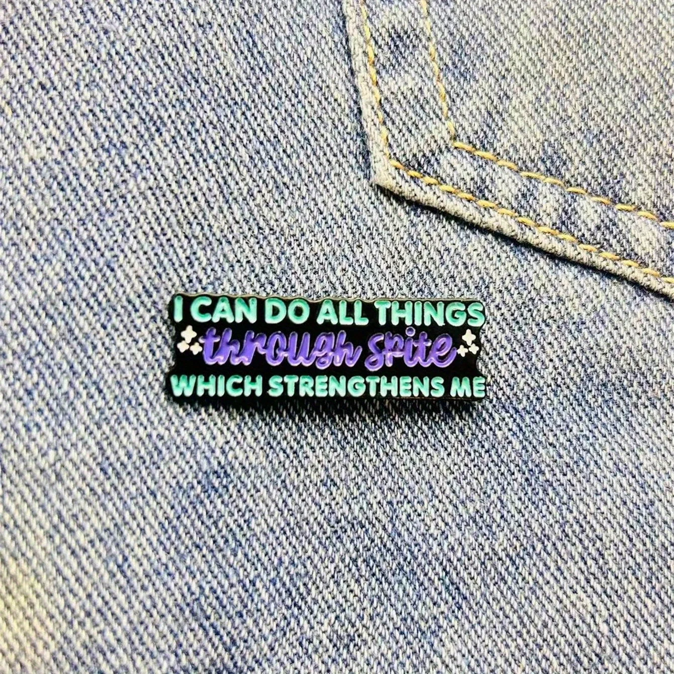 Insignia tipo pin con frase sagrada para mochila y uso diario - imagen 2