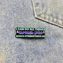 Insignia tipo pin con frase sagrada para mochila y uso diario