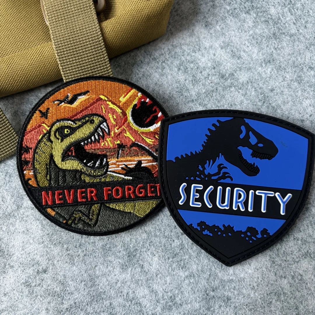 Parche táctico dinosaurio bordado con velcro – para mochila - imagen 2