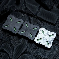 Parche táctico cuadrado fibra de carbono con lámina luminosa plateada