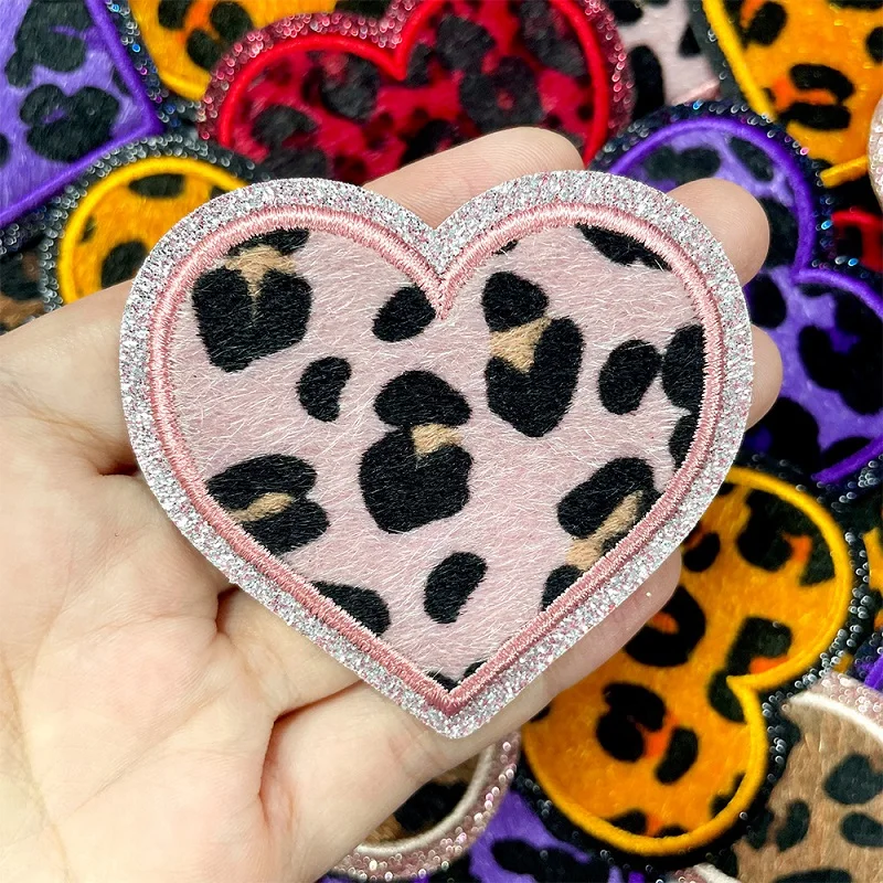 Parche de leopardo en mochila táctica
