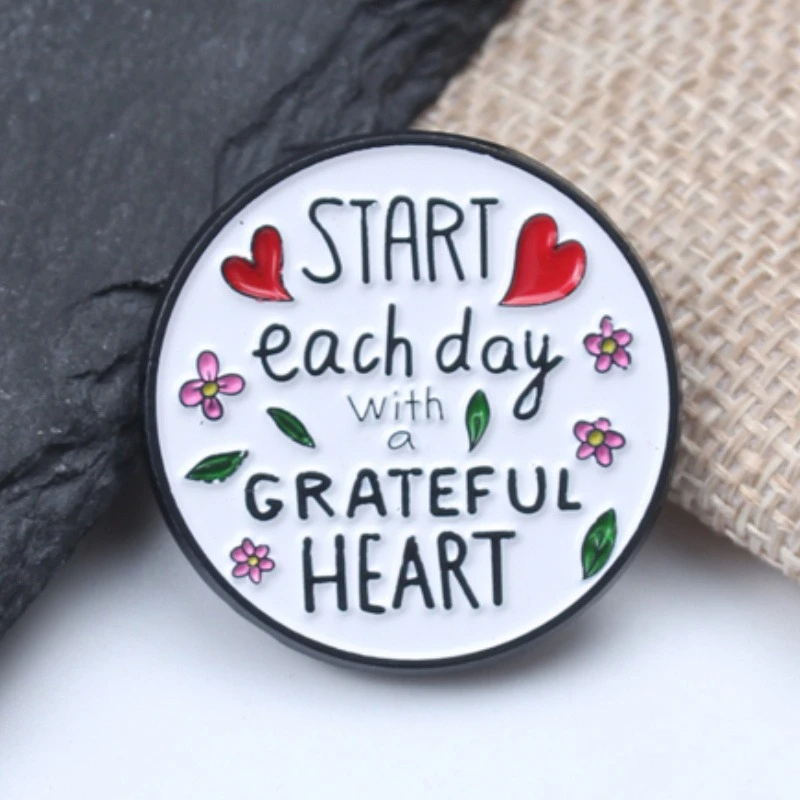 Pin de solapa con cita: corazón agradecido, estilo clásico - imagen 2