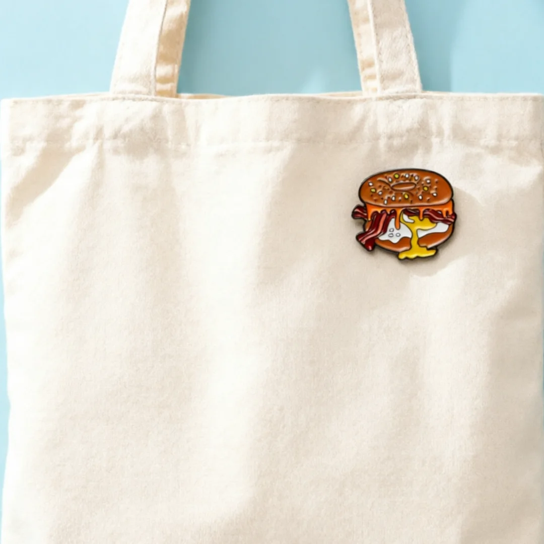 Broche esmaltado kawaii bagel de desayuno con huevo y beicon - imagen 2