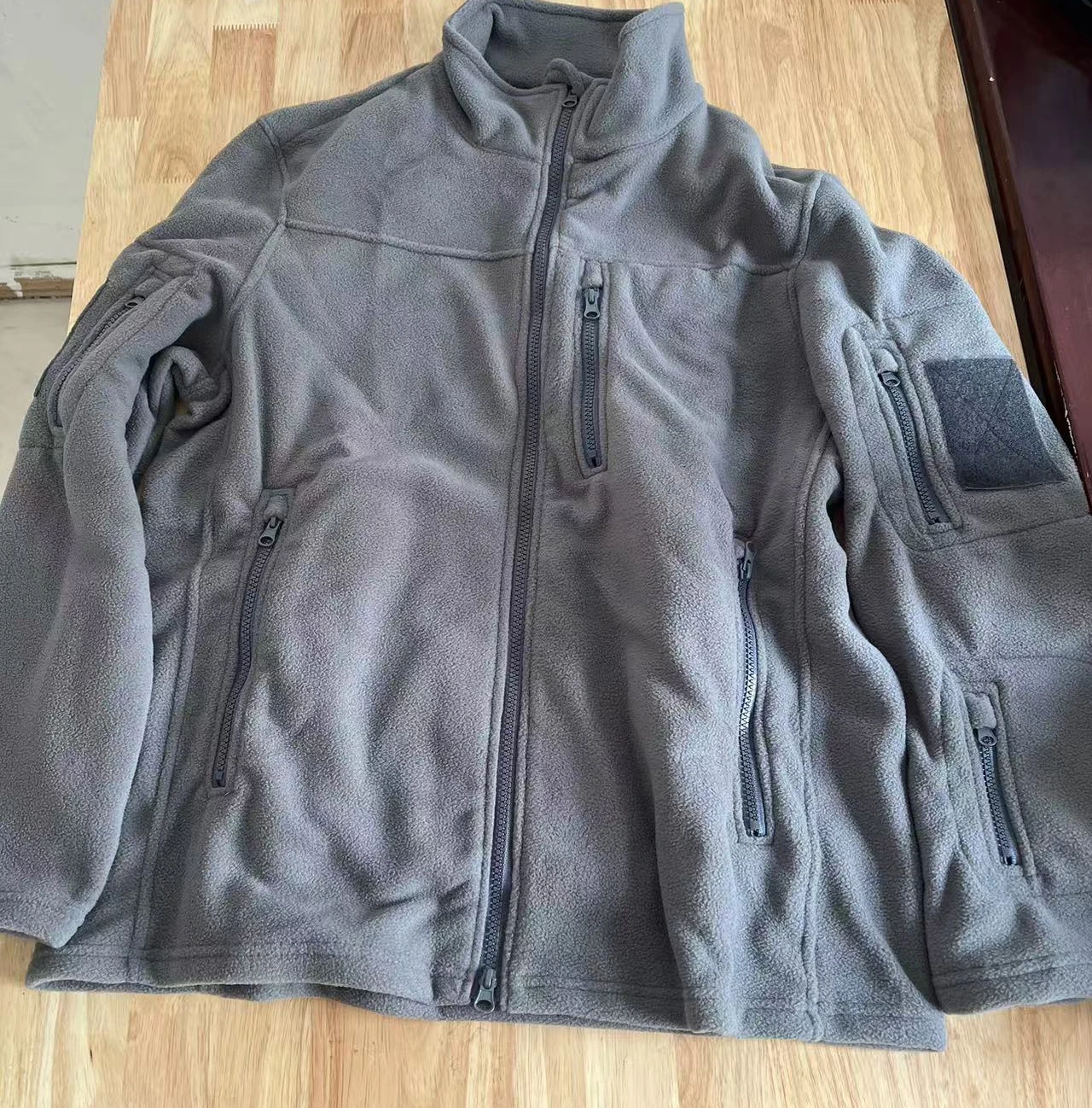 Detalle de los bolsillos tácticos de la chaqueta Mazerout
