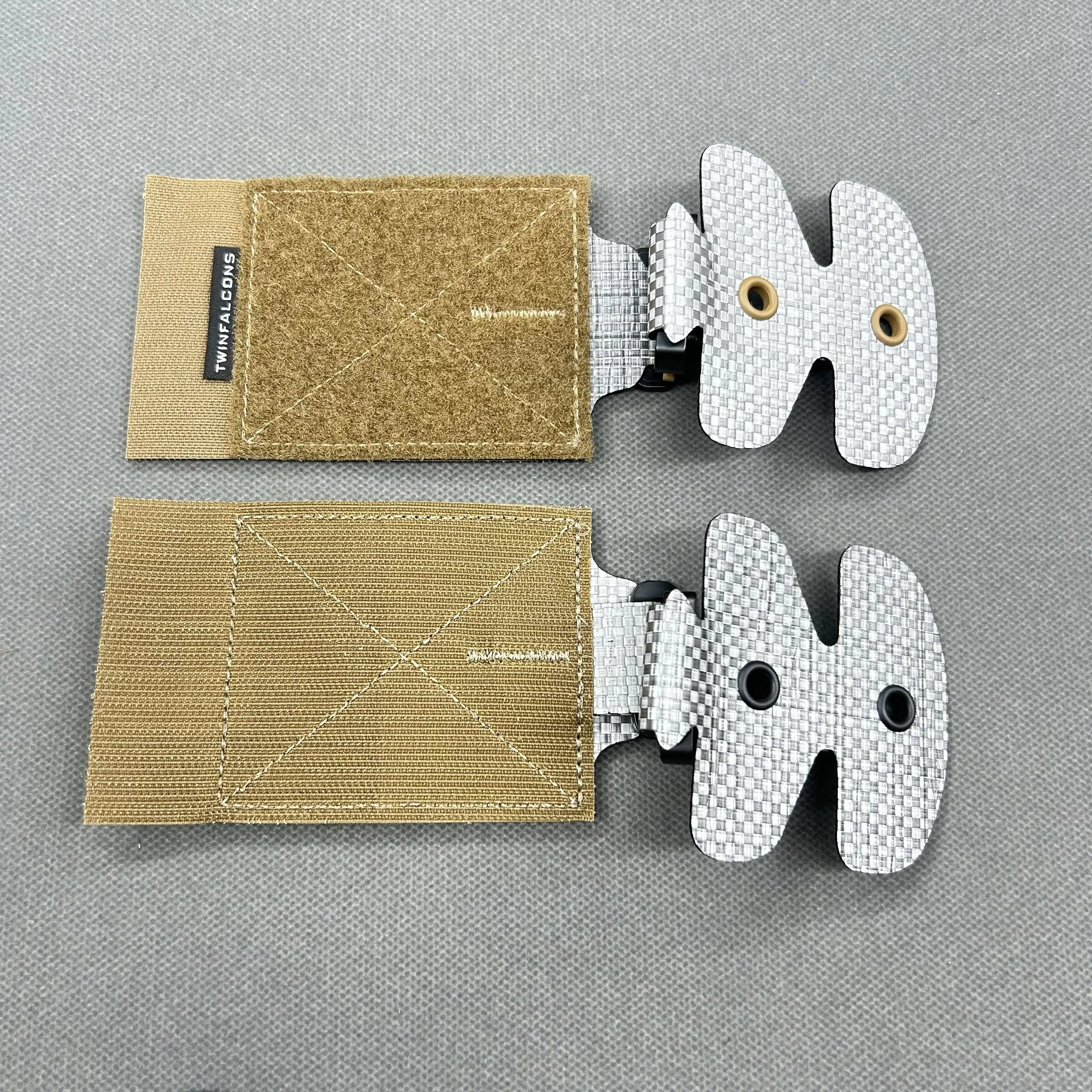 Vista del kit con hebilla metálica y panel de velcro