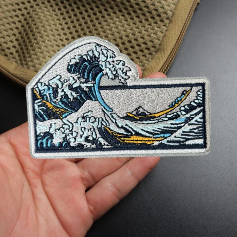 Detalle del bordado del parche de olas