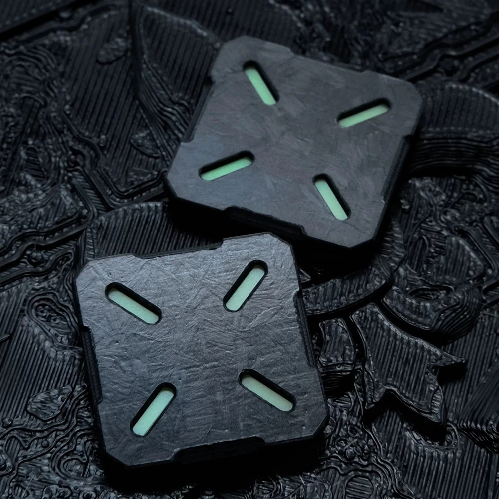 Parche táctico cuadrado fibra de carbono con lámina luminosa plateada - imagen 3