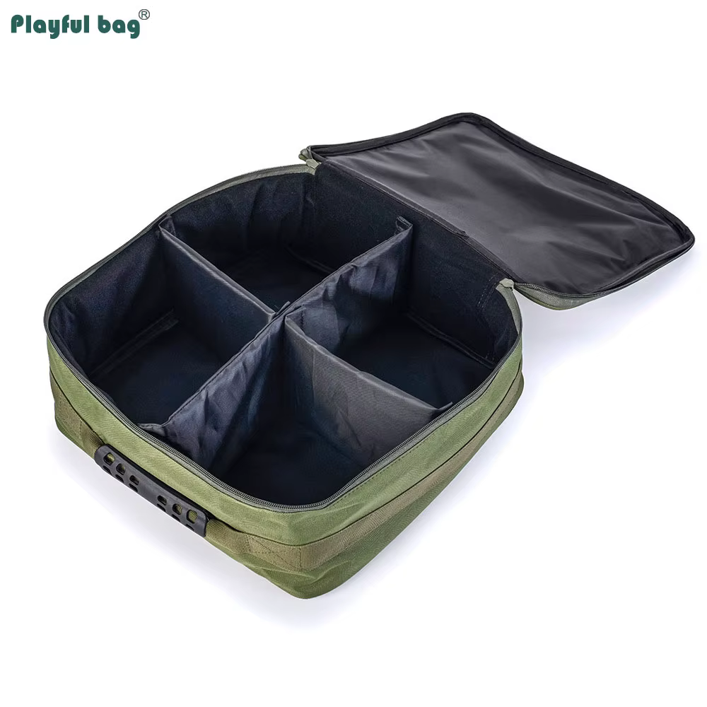Detalle de compartimentos y cremalleras de la bolsa impermeable