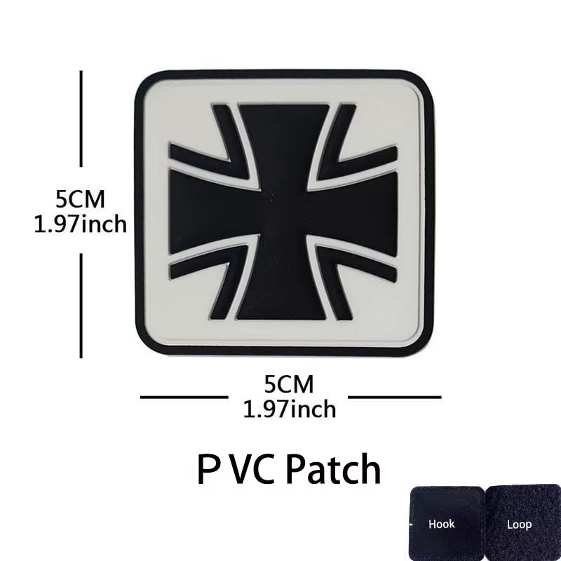 Vista frontal del parche mostrando el emblema cruzado alemán en PVC negro y rojo
